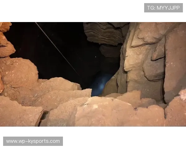 城市极限洞穴探秘，黑暗中挑战自我极限，城市极限运动